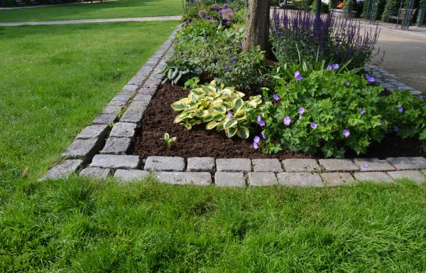 Flower Bed Mulching in Saint Paul